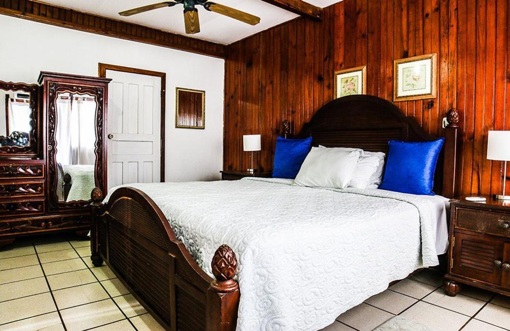 Fosters West Bay Resort Екстер'єр фото