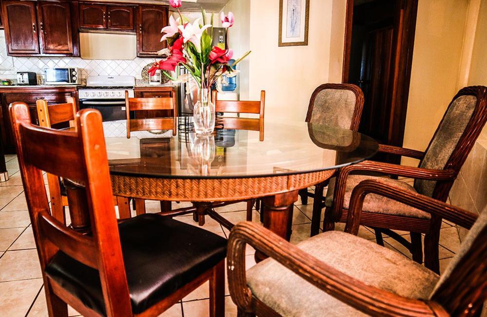 Fosters West Bay Resort Екстер'єр фото
