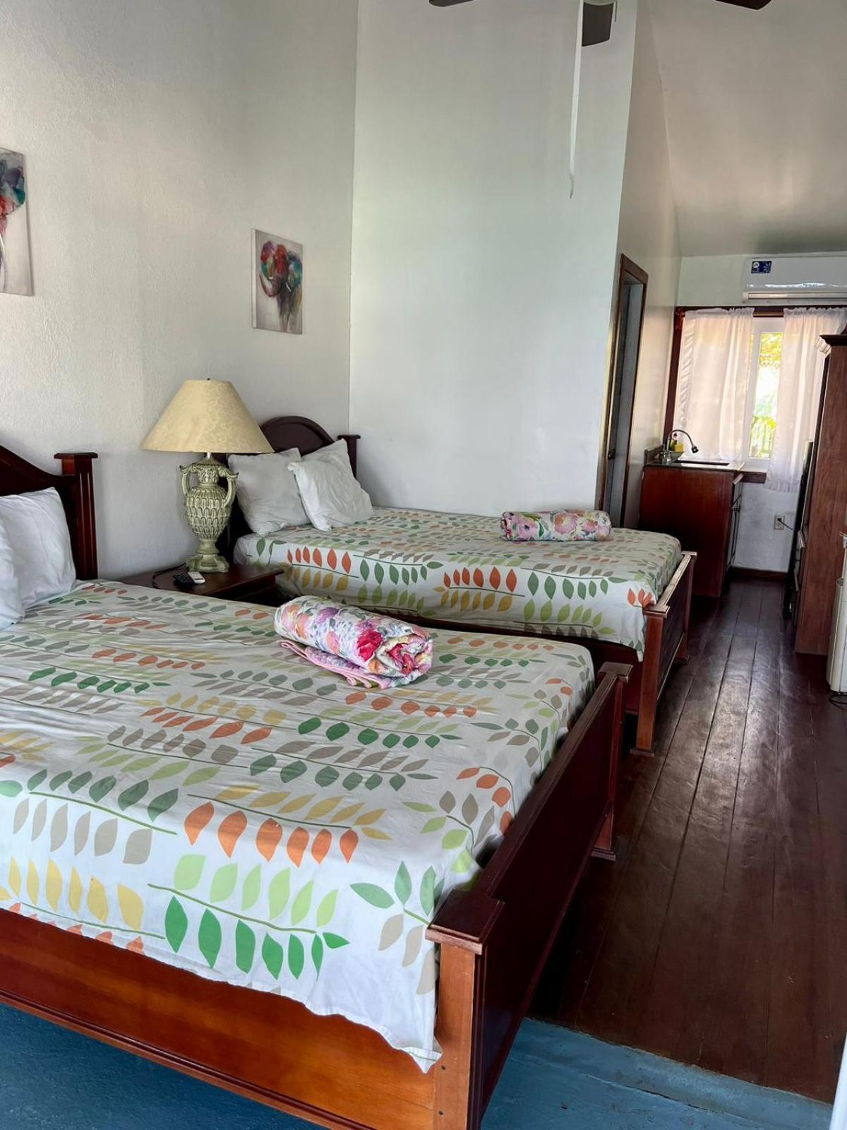 Fosters West Bay Resort Екстер'єр фото