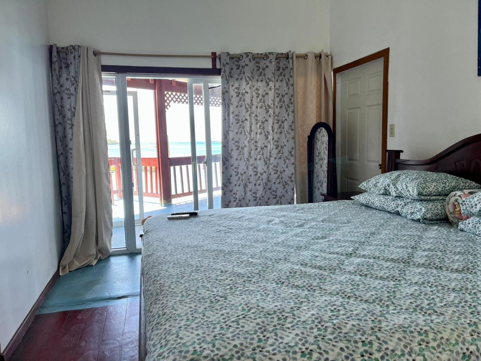 Fosters West Bay Resort Екстер'єр фото