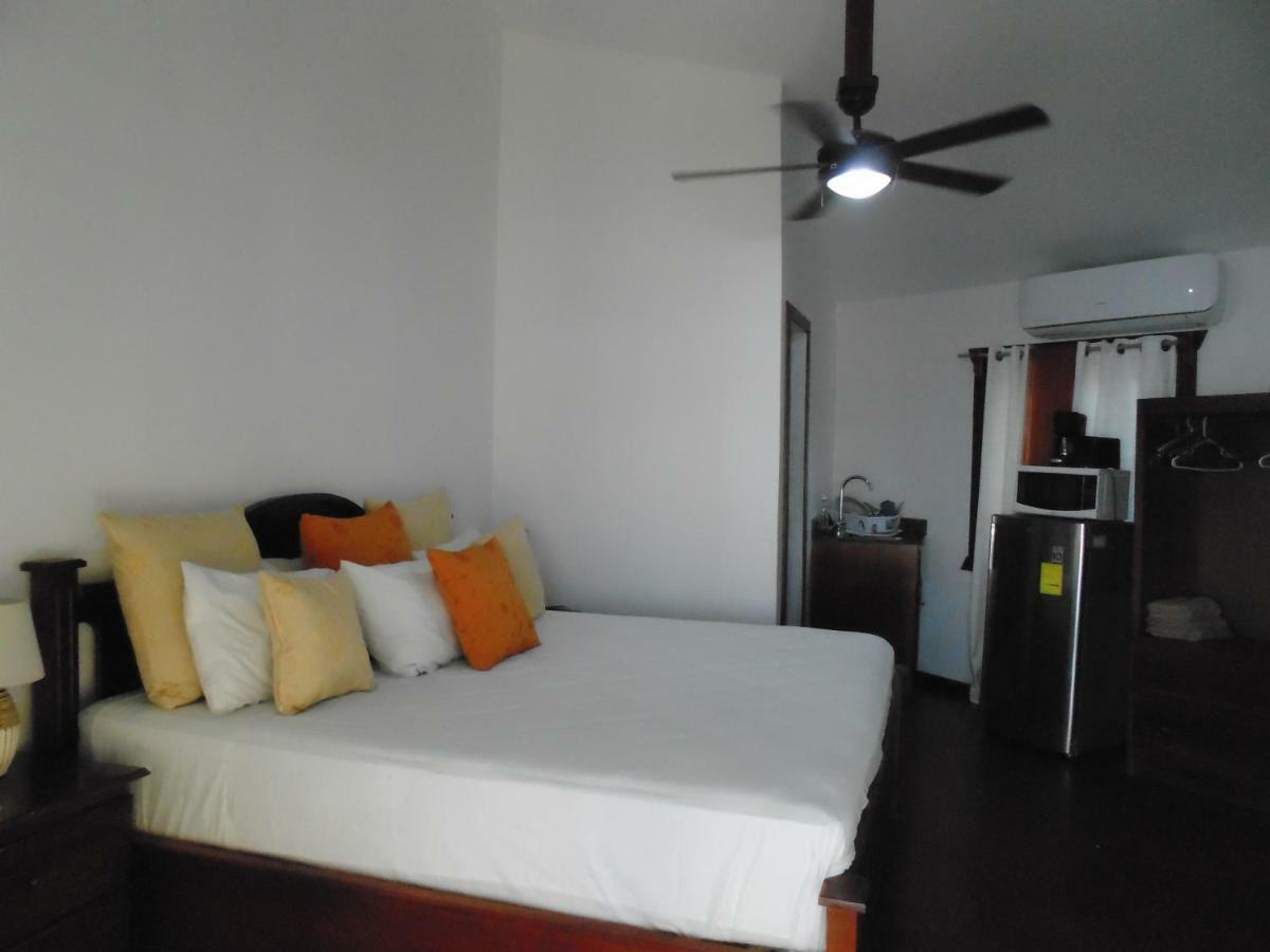 Fosters West Bay Resort Екстер'єр фото