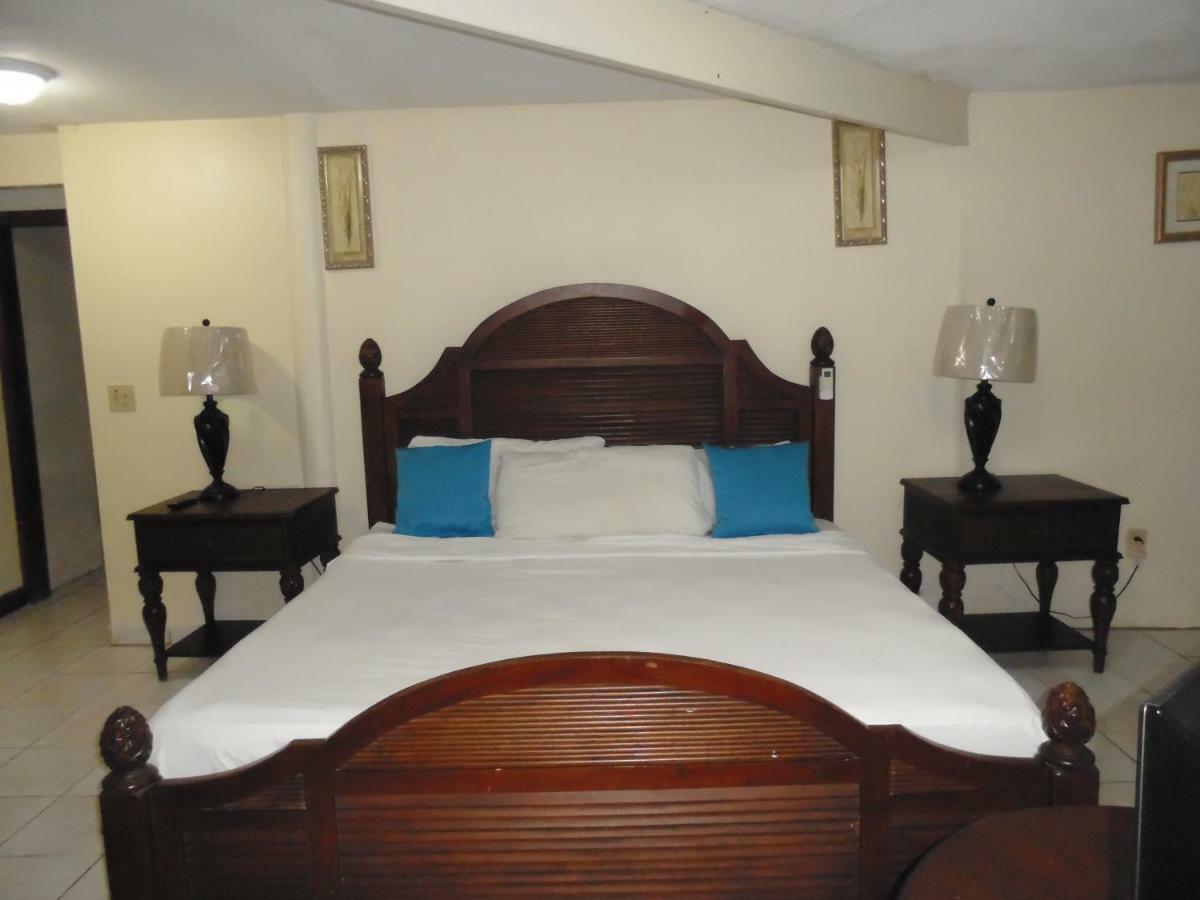 Fosters West Bay Resort Екстер'єр фото